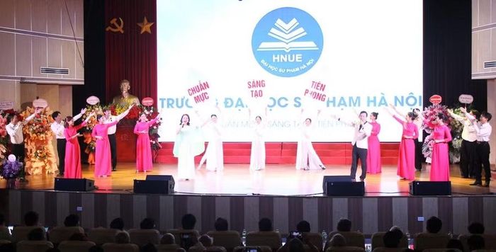 Văn nghệ chào mừng.
