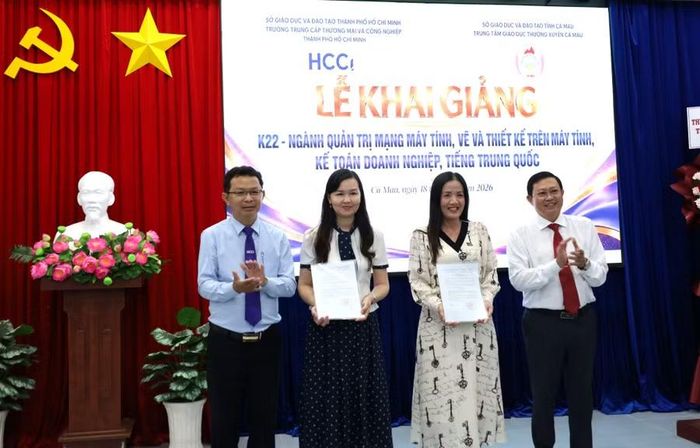 Lãnh đạo Trường và Trung tâm trao Quyết định phân công chủ nhiệm lớp.