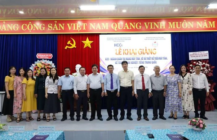 Lãnh đạo Sở GD&ĐT chụp ảnh lưu niệm cùng Nhà trường và Trung tâm.