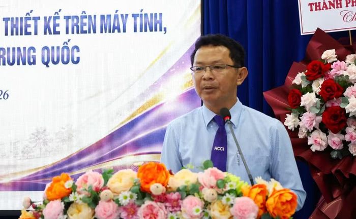 Lãnh đạo Trường Trung cấp Thương mại và Công nghiệp TPHCM phát biểu tại buổi lễ.