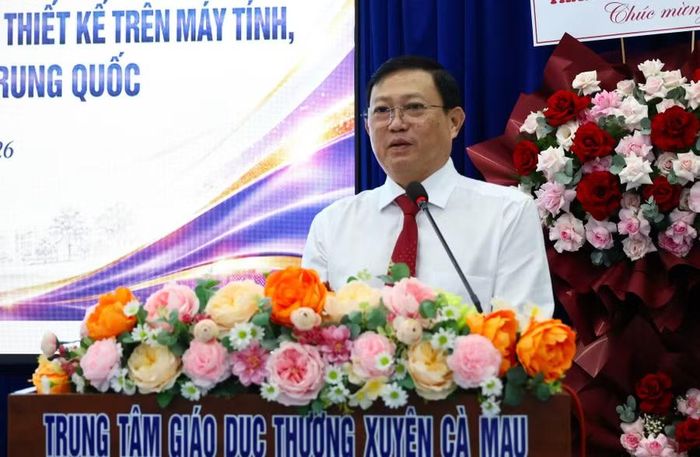 Ông Nguyễn Quốc Tuấn, Giám đốc Trung tâm GDTX Cà Mau phát biểu tại buổi lễ.