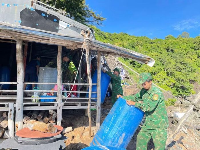 Cán bộ, chiến sĩ Đồn Biên phòng Hòn Chuối vận chuyển dụng cụ chứa nước.