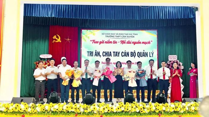 Bà Nguyễn Thị Nhung Quyên, Phó Giám đốc Sở GD&ĐT Hà Tĩnh cùng lãnh đạo nhà trường tặng hoa tri ân, chia tay các nhà giáo.