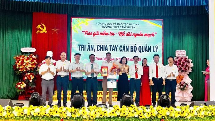 Bà Nguyễn Thị Nhung Quyên, Phó Giám đốc Sở GD&ĐT Hà Tĩnh cùng lãnh đạo nhà trường tặng hoa, quà chia tay nhà giáo Đặng Hữu Cát nghỉ hưu theo chế độ.