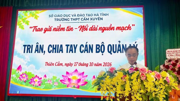 Nhà giáo Nguyễn Văn Quang, Bí thư Đảng bộ, Hiệu trưởng Trường THPT Cẩm Xuyên phát biểu tại buổi lễ.