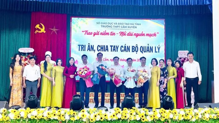 Đại diện các tổ chuyên môn, Ban đời sống – công tác xã hội và cha mẹ học sinh tặng hoa, bày tỏ tình cảm với các nhà giáo