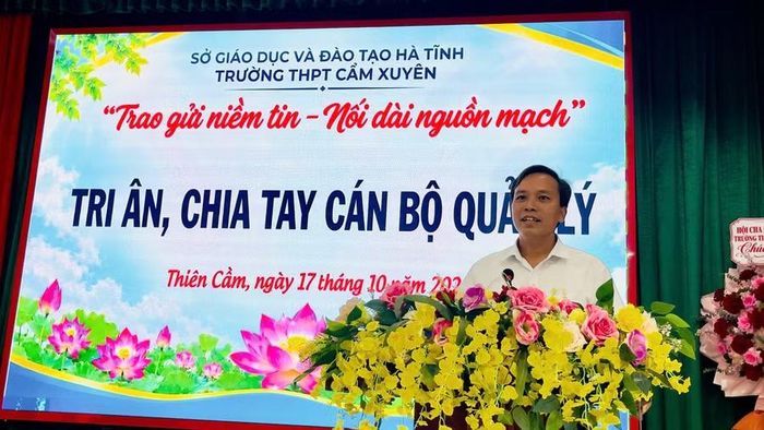 Nhà giáo Võ Hữu Hà, nguyên Hiệu trưởng Trường THPT Cẩm Xuyên phát biểu tại lễ tri ân, chia tay cán bộ quản lý.