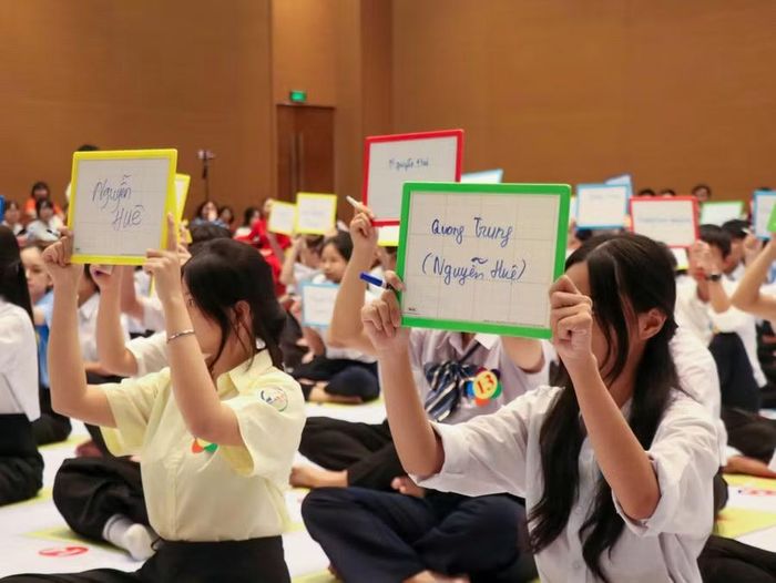Các thí sinh tranh tài với những câu hỏi về lịch sử dân tộc, danh nhân, anh hùng dân tộc...