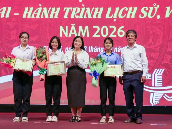 Ban tổ chức trao giải cho các thí sinh.