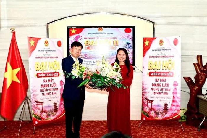 Tổng Lãnh sự Việt Nam tại Osaka Nguyễn Trường Sơn tặng hoa chúc mừng bà Lê Thương giữ chức Chủ tịch Hội Phụ nữ Việt Nam vùng Kansai nhiệm kỳ 2026-2028. (Nguồn: TLSQ Việt Nam tại Osaka)