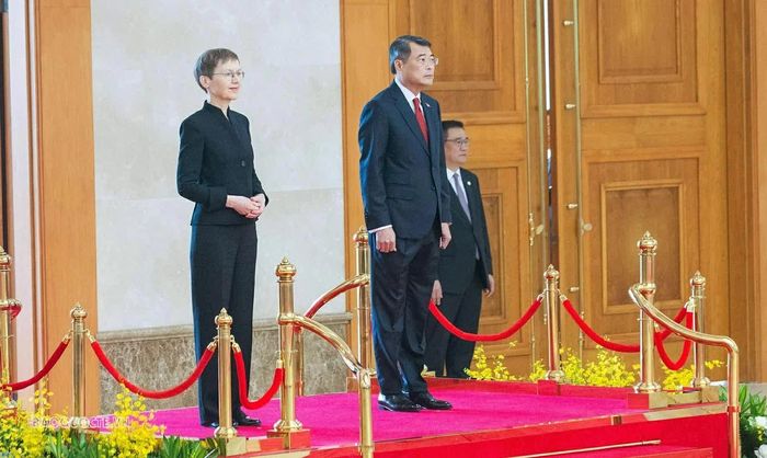 Thủ tướng Lê Minh Hưng và Thủ tướng Liechtenstein Brigitte Haas nghe Quân nhạc cử Quốc thiều hai nước. (Ảnh: Thành Long)