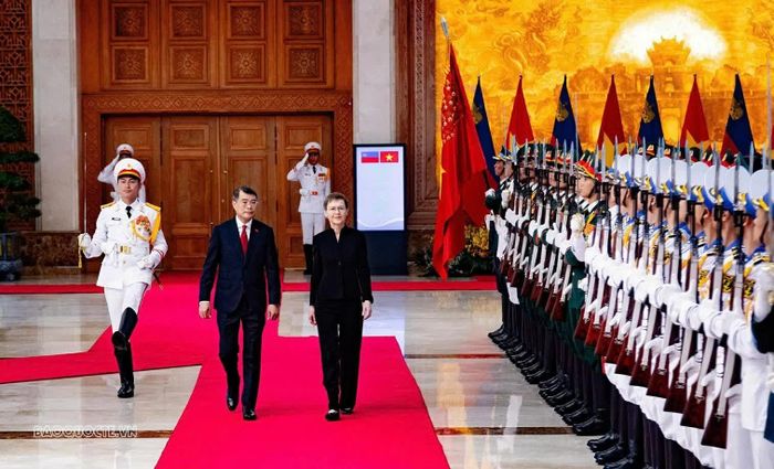Thủ tướng Lê Minh Hưng và Thủ tướng Liechtenstein Brigitte Haas duyệt Đội danh dự Quân đội nhân dân Việt Nam. (Ảnh: Thành Long)