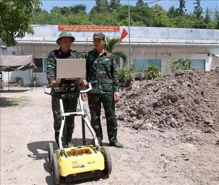 Rada siêu âm lòng đất được đưa vào tìm kiếm tại khu vực đèo Rù Rì (tỉnh Khánh Hòa). (Nguồn: TTXVN)