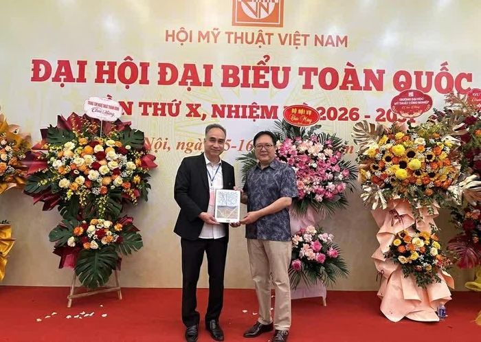 Ông Vũ Ngọc Long - Giám đốc Nhà Triển lãm mỹ thuật Art House 16 Ngô Quyền, Hà Nội và nguyên Thứ trưởng Bộ Văn hóa, Thể thao và Du lịch, Chủ tịch Hiệp hội Công nghiệp Văn hóa Việt Nam Vương Duy Biên. (Nguồn: Hội Mỹ thuật Việt Nam)