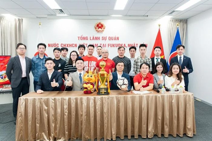 Các đại biểu dự họp báo chụp ảnh chung. (Nguồn: Tổng Lãnh sự quán Việt Nam tại Fukuoka)