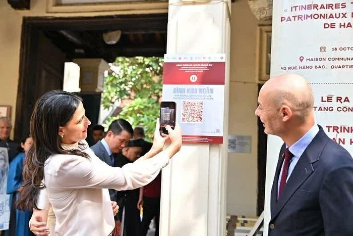 Bà Éléonore Caroit trải nghiệm nền tảng số. (Nguồn: BTC)