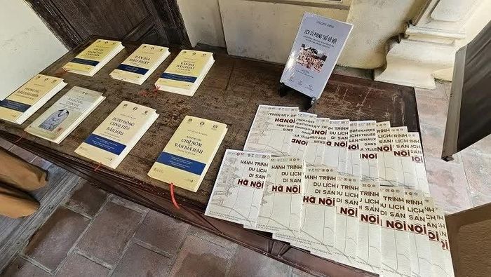  Các ấn phẩm nghiên cứu về di sản văn hóa và tài liệu giới thiệu hành trình du lịch di sản Hà Nội được trưng bày tại sự kiện (Ảnh: Phương Ngọc) 