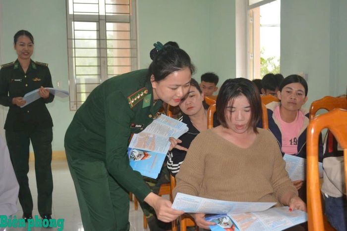 Hội viên Hội Phụ nữ Bộ đội Biên phòng tỉnh Quảng Trị làm công tác tuyên truyền, phổ biến, giáo dục pháp luật cho người dân ở khu vực biên giới. Ảnh: Thúy An