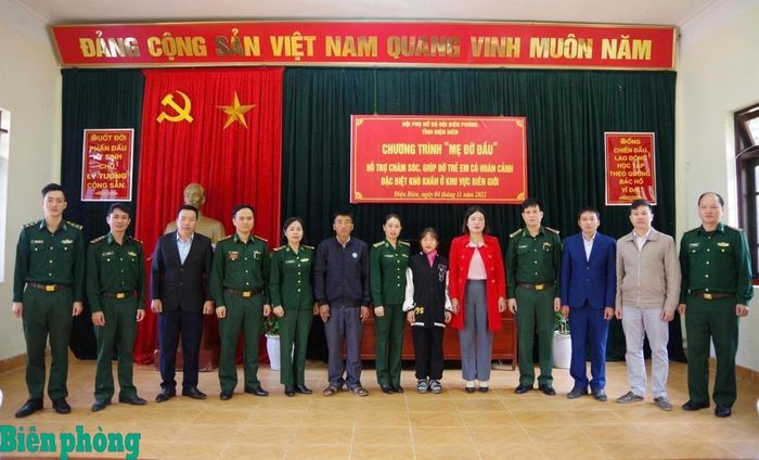 Hội Phụ nữ Bộ đội Biên phòng tỉnh Điện Biên triển khai Chương trình “Mẹ đỡ đầu” hỗ trợ chăm sóc, giúp đỡ trẻ em có hoàn cảnh đặc biệt khó khăn ở khu vực biên giới. Ảnh: Ngọc Hà