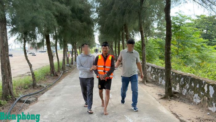 Đối tượng Lê Ngọc Huy bị áp giải về đồn Biên phòng để tiếp tục điều tra, xử lý theo quy định của pháp luật. Ảnh: Minh Khôi