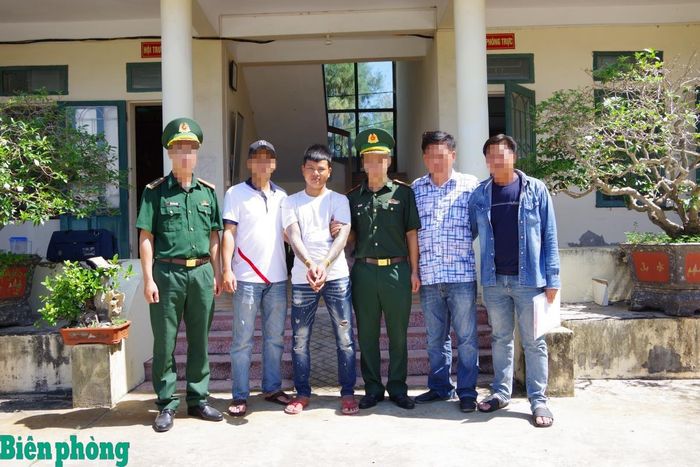 Đối tượng Lê Ngọc Huy (thứ 3, từ trái sang). Ảnh: Minh Khôi