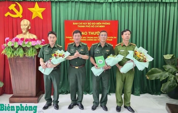 Thiếu tướng Trần Thanh Đức, Phó Tư lệnh Bộ Tư lệnh thành phố kiêm Chỉ huy trưởng Ban Chỉ huy Bộ đội Biên phòng thành phố Hồ Chí Minh trao khen thưởng cho các đơn vị có thành tích xuất sắc trong đấu tranh phòng, chống tội phạm. Ảnh: Văn Danh