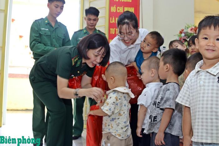 Từng chiếc áo ấm được trao tận tay tới các cháu nhỏ Trường Mầm non Hải Ninh. Ảnh: Bích Nguyên