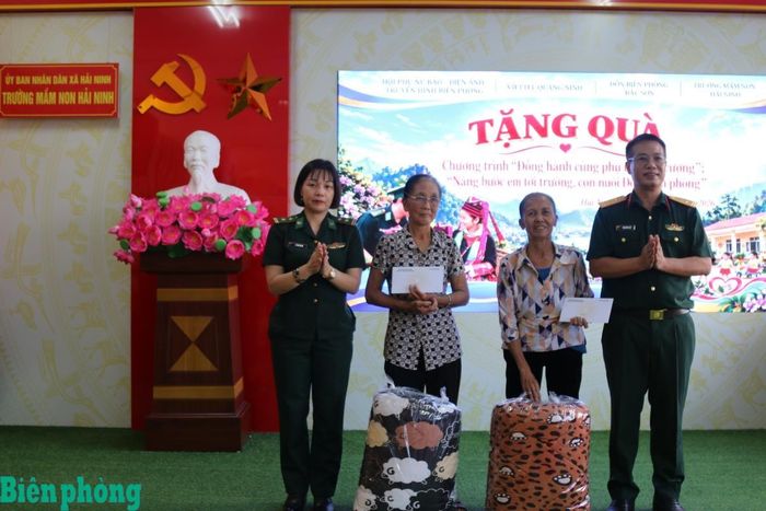Trung tá Phạm Đức Việt và Trung tá Lê Thị Thu Hà tặng quà cho hội viên phụ nữ trong Chương trình "Đồng hành cùng phụ nữ biên cương" trên địa bàn Đồn Biên phòng Bắc Sơn. Ảnh: Bích Nguyên