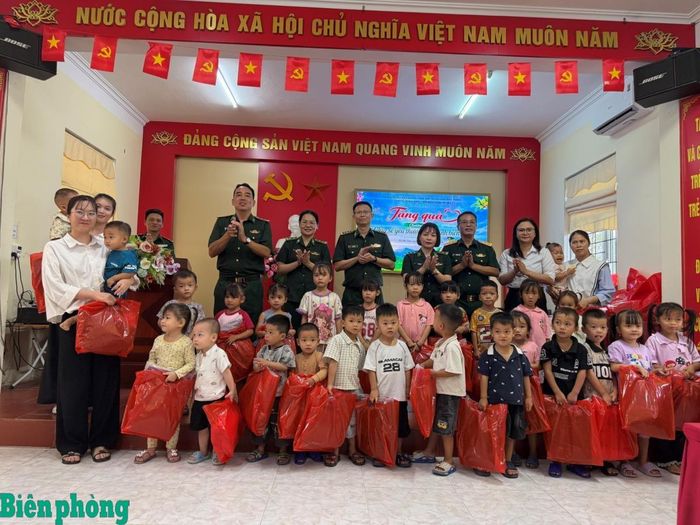 Ban Tổ chức tặng quà các cháu học sinh Trường Mầm non Hải Sơn, địa bàn Đồn Biên phòng Pò Hèn. Ảnh: Bích Nguyên