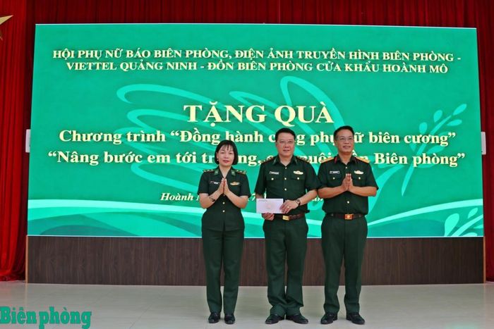 Ban Tổ chức chương trình tặng quà Đồn Biên phòng cửa khẩu Hoành Mô. Ảnh: Bích Nguyên
