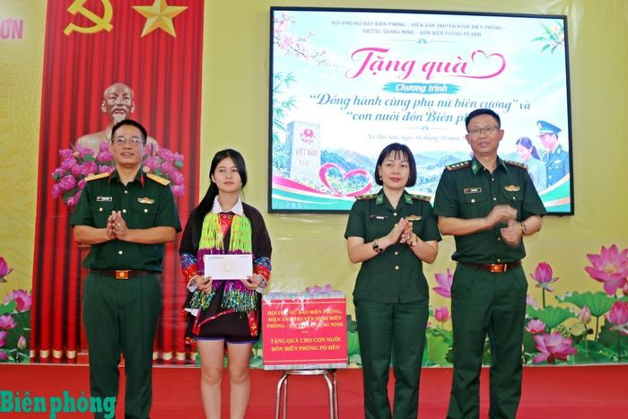 Thượng tá Mai Văn Thể, Phó Chủ nhiệm Chính trị Bộ đội Biên phòng thành phố Quảng Ninh; Trung tá Lê Thị Thu Hà, Chủ tịch Hội Phụ nữ Báo Biên phòng, Điện ảnh - Truyền hình Biên phòng và Trung tá Phạm Đức Việt, Phó Giám đốc, Chủ tịch công đoàn Viettel Quảng Ninh (từ phải qua trái) tặng quà cho cháu Chìu Thu Hương, con nuôi của Đồn Biên phòng Pò Hèn. Ảnh: Bích Nguyên