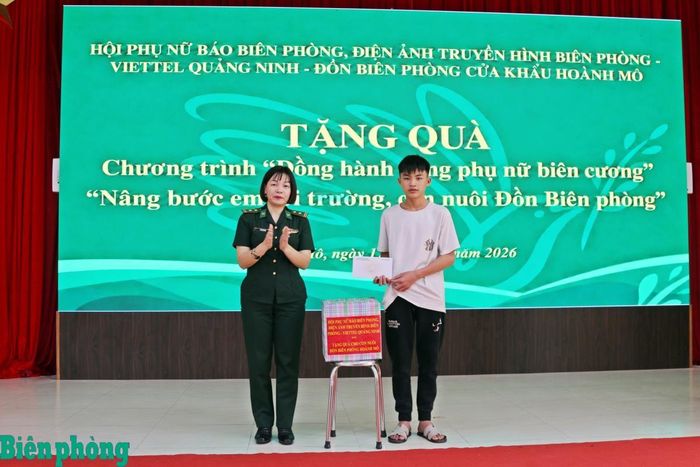 Trung tá Lê Thị Thu Hà trao tặng học bổng và đồ dùng học tập cho con nuôi Đồn Biên phòng cửa khẩu Hoành Mô. Ảnh: Bích Nguyên