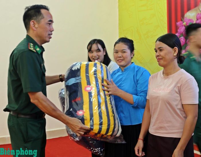 Trung tá Nguyễn Thế Cường, Chính trị viên Đồn Biên phòng Pò Hèn trao tặng chăn ấm cho các hội viên phụ nữ khó khăn trên địa bàn xã Hải Sơn. Ảnh: Bích Nguyên