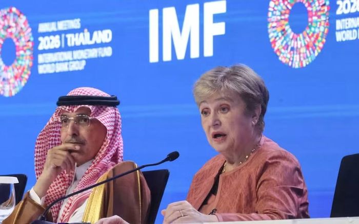 Bộ trưởng Tài chính Ả Rập Xê Út Mohammed Al-Jadaan (trái) và Tổng Giám đốc IMF Kristalina Georgieva tại cuộc họp báo do Ủy ban Tiền tệ và Tài chính Quốc tế (IMFC) tổ chức ở Bangkok ngày 17/10. Ảnh: Ken Kobayashi.