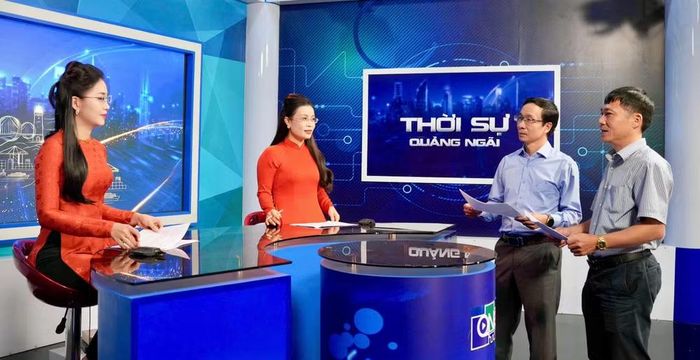 Duyệt kịch bản cho Chương trình “Quảng Ngãi ngày mới”. Ảnh: BQN