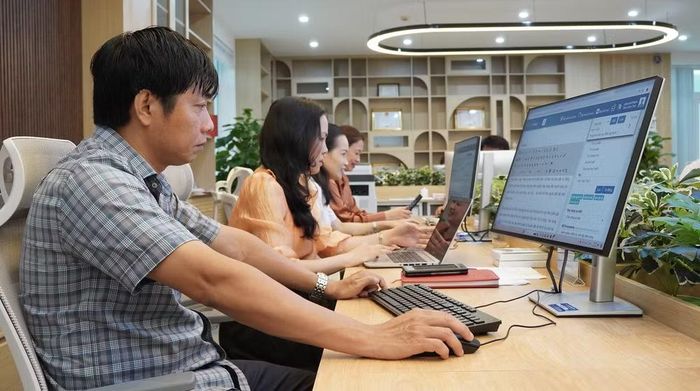 Cán bộ, phóng viên, nhân viên Báo và Phát thanh, Truyền hình tại phòng tòa soạn hội tụ. Ảnh: BQN