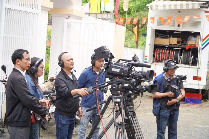 Ê kíp thực hiện truyền hình trực tiếp của Báo và Phát thanh, Truyền hình Quảng Ngãi. Ảnh: BQN