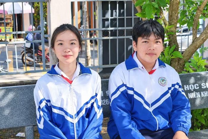 Em Trần Anh Tài (bên phải) chia sẻ: “Qua các buổi ngoại khóa em đã hiểu rõ hơn về tầm quan trọng của sức khỏe tinh thần. Ảnh: Phương Trang