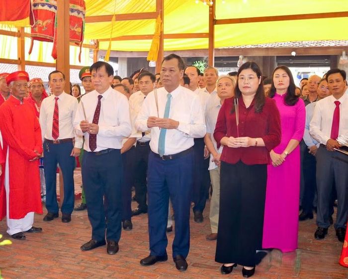 Các đại biểu dâng hương tại di tích Chùa Keo Hành Thiện. Ảnh: Khánh Dũng