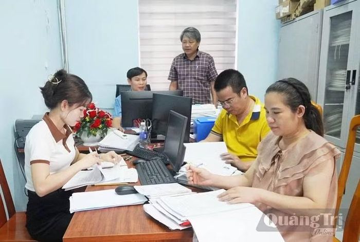 Hoạt động số hóa hồ sơ đảng viên. Ảnh: Báo Quảng Trị