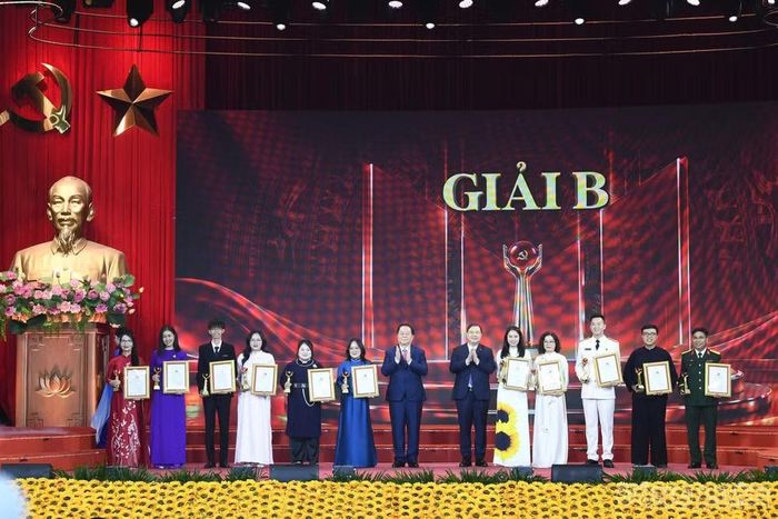 Ông Phạm Gia Túc, Ủy viên Bộ Chính trị, Phó Thủ tướng Thường trực Chính phủ và ông Nguyễn Trọng Nghĩa, Ủy viên Bộ Chính trị, Bí thư Trung ương Đảng, Chủ nhiệm Tổng cục Chính trị Quân đội nhân dân Việt Nam trao giải B cho các tác giả, nhóm tác giả đạt giải.