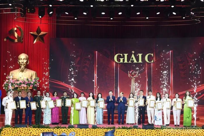 Ông Nguyễn Long Hải, Ủy viên Trung ương Đảng, Phó Bí thư Thường trực Đảng ủy các cơ quan Đảng Trung ương và PGS, TS Lê Hải Bình, Ủy viên Trung ương Đảng, Phó Giám đốc Thường trực Học viện Chính trị quốc gia Hồ Chí Minh trao giải C cho các tác giả, nhóm tác giả đạt giải.