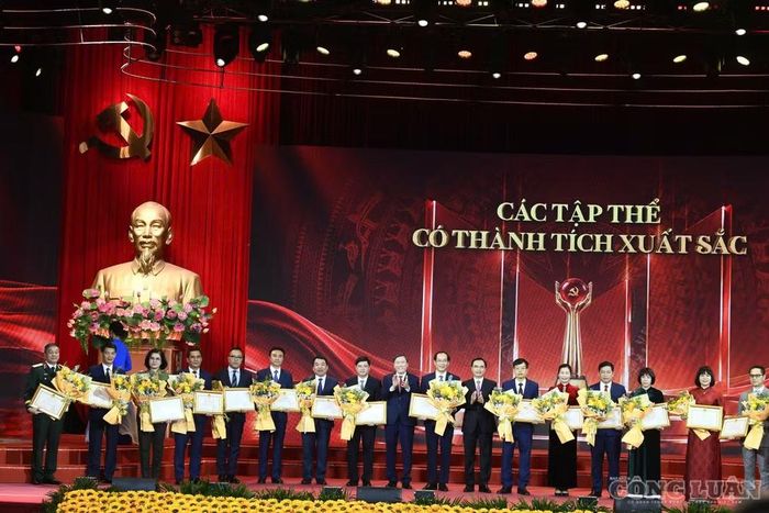 Ông Lê Văn Lợi, Ủy viên Trung ương Đảng, Chủ tịch Viện Hàn lâm Khoa học xã hội Việt Nam và ông Dương Trung Ý, Ủy viên Trung ương Đảng, Tổng Biên tập Tạp chí Cộng sản trao bằng khen cho các tập thể có thành tích xuất sắc trong Cuộc thi chính luận về bảo vệ nền tảng tư tưởng của Đảng lần thứ 6, năm 2026.