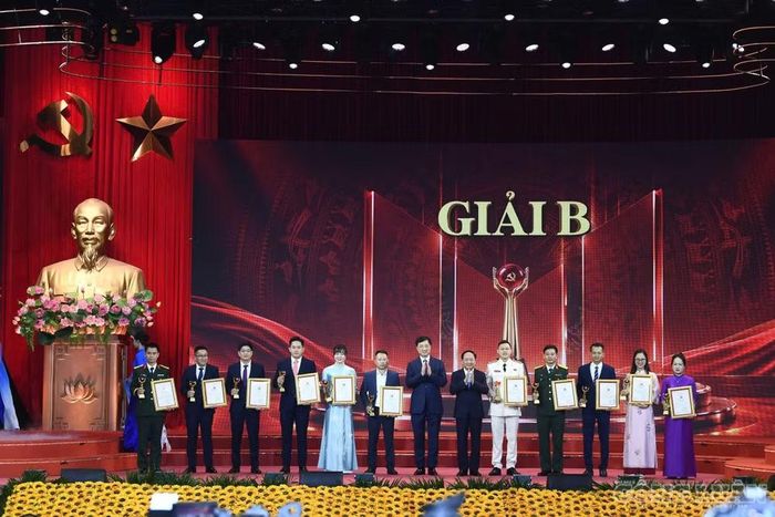 Ông Nguyễn Duy Ngọc, Ủy viên Bộ Chính trị, Trưởng Ban Tổ chức Trung ương và ông Trịnh Văn Quyết, Ủy viên Bộ Chính trị, Trưởng Ban Tuyên giáo Trung ương trao giải B cho các tác giả, nhóm tác giả đạt giải.