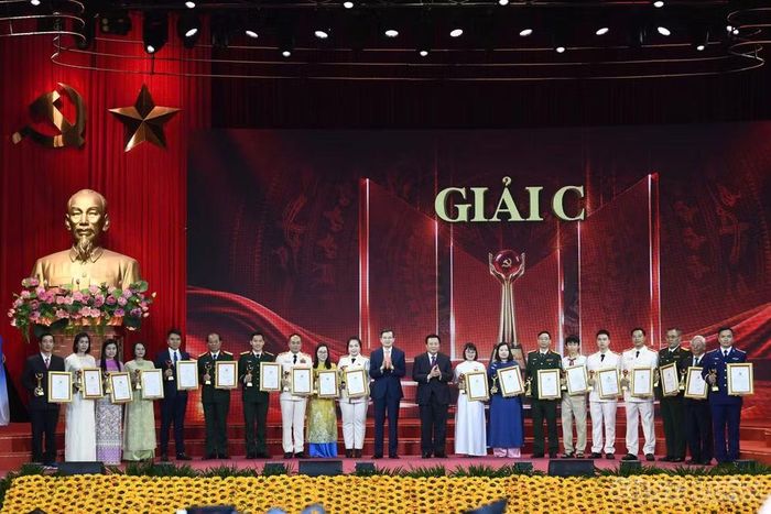 Ông Đoàn Minh Huấn, Ủy viên Bộ Chính trị, Giám đốc Học viện Chính trị quốc gia Hồ Chí Minh và ông Nguyễn Xuân Thắng, nguyên Ủy viên Bộ Chính trị, Chủ tịch Hội đồng Lý luận Trung ương trao giải C cho các tác giả, nhóm tác giả đạt giải.