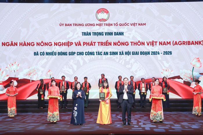 Bà Bùi Thị Minh Hoài - Ủy viên Bộ Chính trị, Bí thư Trung ương Đảng, Chủ tịch Ủy ban Trung ương MTTQ Việt Nam và ông Phạm Gia Túc - Ủy viên Bộ Chính trị, Phó Thủ tướng Thường trực Chính phủ vinh danh đại biểu tại Chương trình. Ảnh: PV