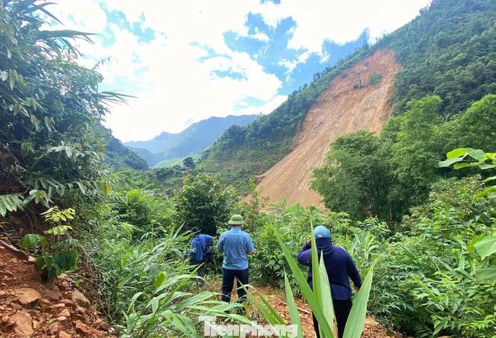 Lãnh đạo xã Yên Na (Nghệ An) đi kiểm tra khu vực núi nứt, sạt lở tại bản Huồi Pai.