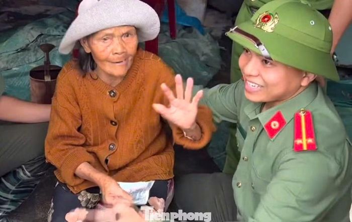 Trung úy Quân thăm hỏi, động viên người dân khó khăn ở xã vùng sâu trong tỉnh.