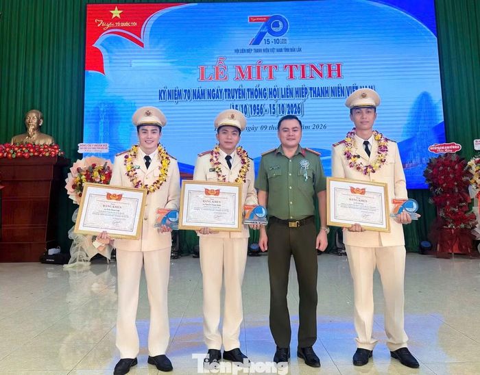 Trung úy Quân (thứ 2 trái qua) cùng cán bộ, chiến sĩ tại lễ mít tinh ngày truyền thống Hội LHTN tỉnh Đắk Lắk.