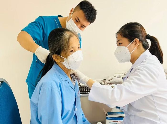 Các y bác sĩ chăm sóc sức khỏe cho nhân dân